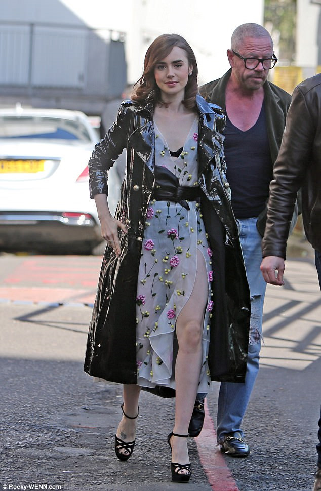 Lily Collins gây ấn tượng với mẫu váy voan thêu hoa, điểm nhấn là nội y màu đen giúp khoe làn da trắng sứ nổi bật.