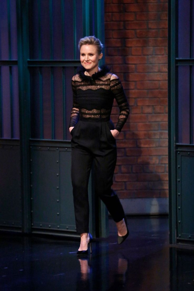 Kristen Bell khéo léo kết hợp áo ren với quần âu đơn giản, tôn vẻ lịch thiệp, sang trọng cho người mặc.