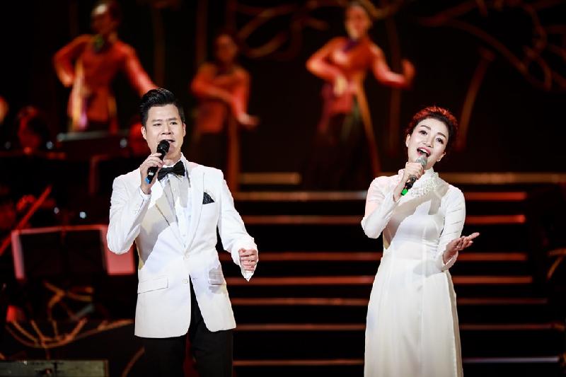 Phạm Thu Hà mang đến nhiều cảm xúc cho đêm diễn khi kết hợp cùng chủ nhân đêm nhạc ca khúc Tình ca - một trong những sáng tác nổi tiếng nhất của cố nhạc sĩ Phạm Duy.