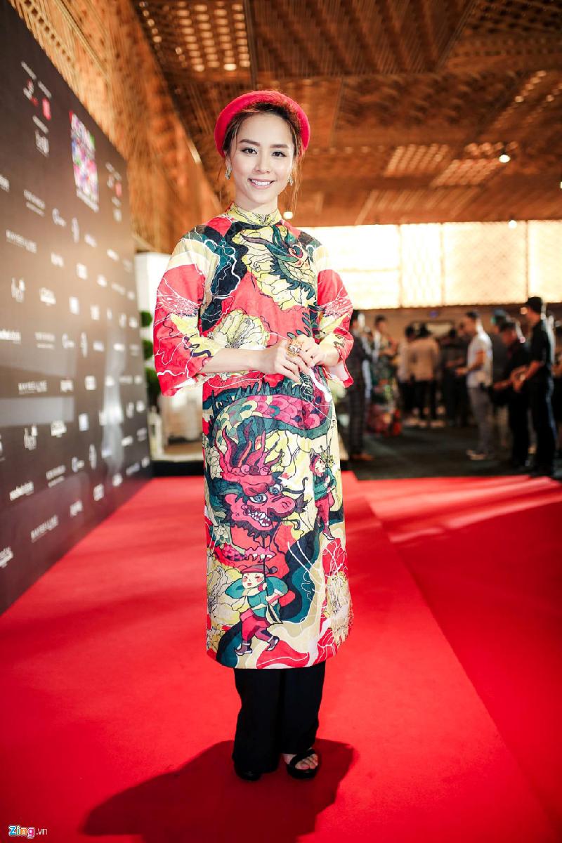 Người đẹp Dương Trương Thiên Lý đẹp dịu dàng với áo dài in họa tiết lấy cảm hứng từ quê hương đất nước.