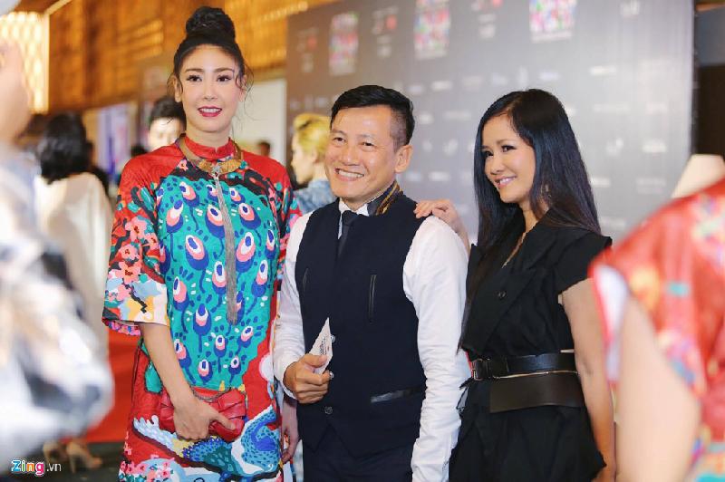 Ca sĩ Hồng Nhung và người đẹp Hà Kiều Anh khoe dáng tại sự kiện.