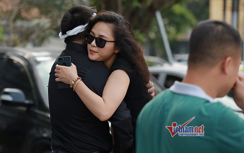 Những cái ôm chia sẻ của nghệ sĩ với người nhà diễn viên Duy Thanh.