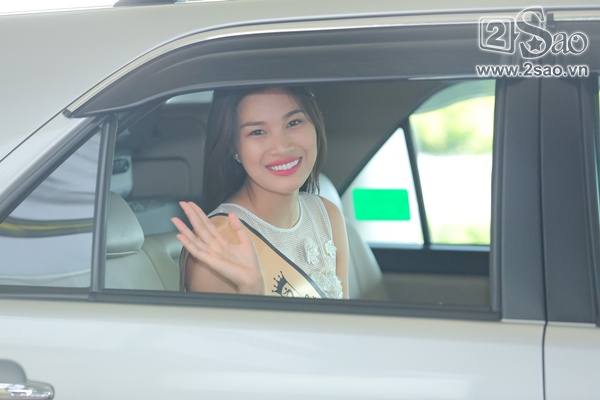 Nguyễn Thị Thành cười rạng rỡ lên xe và rời khỏi sân bay. 
