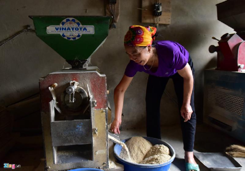 Một người dân làm nghề xay xát gạo gần nhà văn hoá thôn Hoành cho biết mấy ngày qua mọi người ngồi kín xung quanh nhà nên bà chỉ làm việc vào sáng sớm.