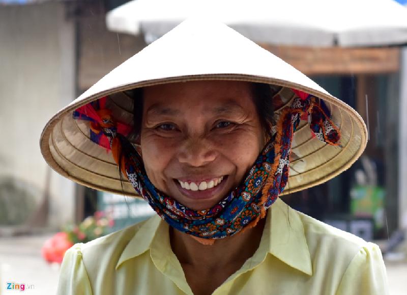 Bà Loan, một người dân thôn Hoành cho biết mấy ngày vừa qua không làm ăn gì được. Chốc chốc lại ra nhà văn hoá nói chuyện với mọi người. Cứ thấy tiếng kẻng là chạy ra nên không khi nào ngủ được ngon giấc.