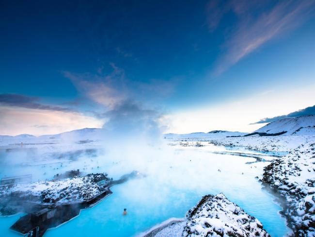 Thành phố Reykjavik, Iceland: Thủ đô của Iceland khá nhỏ bé và xa xôi, nhưng đang dần trở thành điểm đến phổ biến hơn và sẽ nổi lên trong những năm tới khi chính phủ đẩy mạnh du lịch, tăng cường chuyến bay để phục vụ đám đông. Các hoạt động văn hóa, nghệ thuật, âm nhạc kết hợp với địa hình cực kỳ ấn tượng, các hồ bơi địa nhiệt và cơ hội chiêm ngưỡng cực quang đủ quyến rũ để đưa Reykjavik vào danh sách những điểm phải đến của bạn. Trong ảnh là Blue Lagoon - suối nước nóng có một không hai trên thế giới và là điểm du lịch chính ở Reykjavik. Ảnh: Alamy.