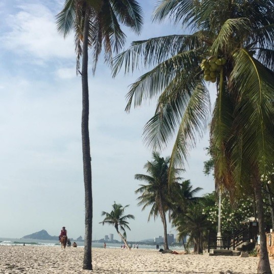 Thị trấn Hua Hin, Thái Lan: Nếu bạn khao khát một bãi biển vắng vẻ, tránh xa khỏi đám đông trong các thành phố lớn, đây là địa điểm lý tưởng để ngâm mình dưới dòng nước lấp lánh, giữa ánh nắng và bãi cát. Hua Hin cách thủ đô Bangkok 2 tiếng rưỡi đi xe. Không tấp nập như Bangkok hay Pattaya, sự phổ biến cũng chưa bằng Chiang Mai, Phuket hay Koh Samui, nhưng nơi đây vẫn sở hữu những khách sạn tuyệt vời, đáp ứng mọi yêu cầu của du khách. Hoàng gia Thái Lan từng nghỉ mát ở đây trong những năm 1920. Ảnh: Instagram nati_schmidt.