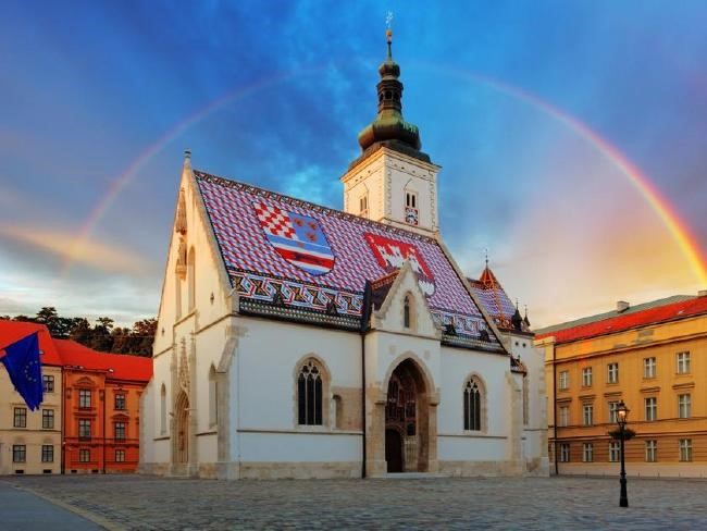 Địa điểm còn gần các khu trượt tuyết. Các quảng trường và khu chợ ở địa phương đậm chất châu Âu cổ điển. Đồ ăn tươi ngon, mang dấu ấn của khu vực. Với không khí thanh bình, hoài cổ, không xô bồ, Zagreb sẽ là nơi trú chân thú vị cho bạn. Trong ảnh là một nhà thờ và quảng trường tại Zagreb. Ảnh: Supplied.