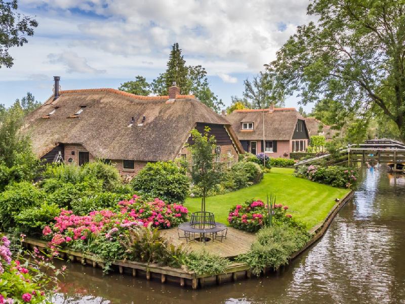Giethoorn là một ngôi làng nhỏ nằm ở tỉnh Overijssel, Hà Lan. Vẻ đẹp của những ngôi nhà lợp mái tranh, những cây cầu bằng gỗ hàng trăm năm tuổi, những khu vườn thơm ngát hoa cỏ và những lối đi rợp mát bóng cây xanh khiến Giethoorn được mệnh danh là “Venice của Hà Lan”, “vùng đất cổ tích”. 
