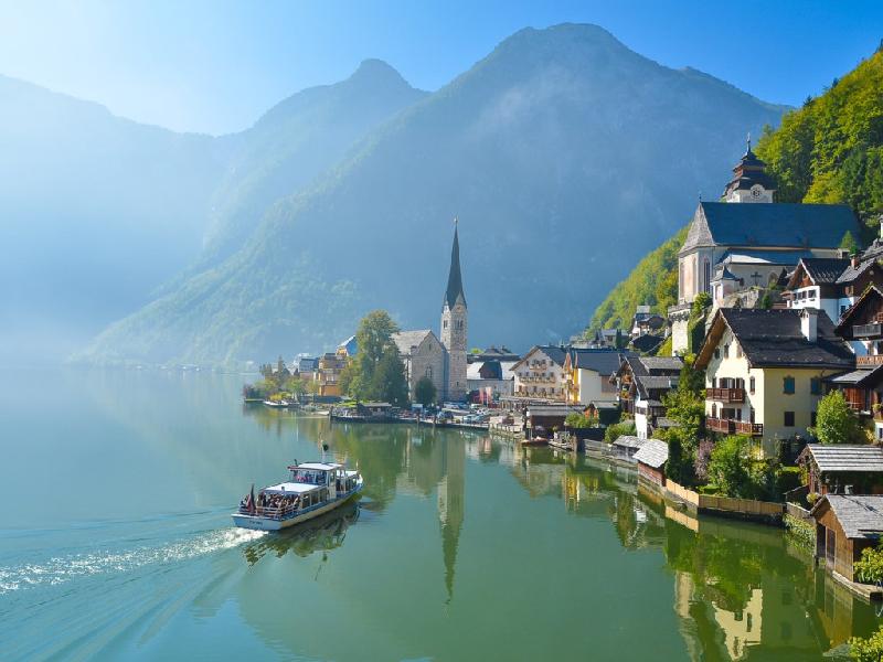 Hallstätt, nằm ở bang Oberösterreich, Áo, cách Salzburg một giờ lái xe. Du khách sẽ cảm nhận được rõ nét nhất vẻ đẹp của Hallstätt khi đi thuyền hoặc phà qua mặt hồ trong xanh, phẳng lặng với 