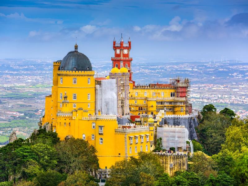 Thị trấn Sintra (Bồ Đào Nha) từng được nhà thơ người Anh, Lord Byron, ngợi ca là thị trấn đẹp nhất thế giới vào năm 1809. Sintra đẹp ở mọi ngóc ngách. Ở đây có rất nhiều di tích từ thế kỷ 19 được UNESCO công nhận là di sản thế giới. Bạn có thể thăm Cung điện Pena của Vua Ferdinand II và dạo bước trong khu vườn rộng lớn.