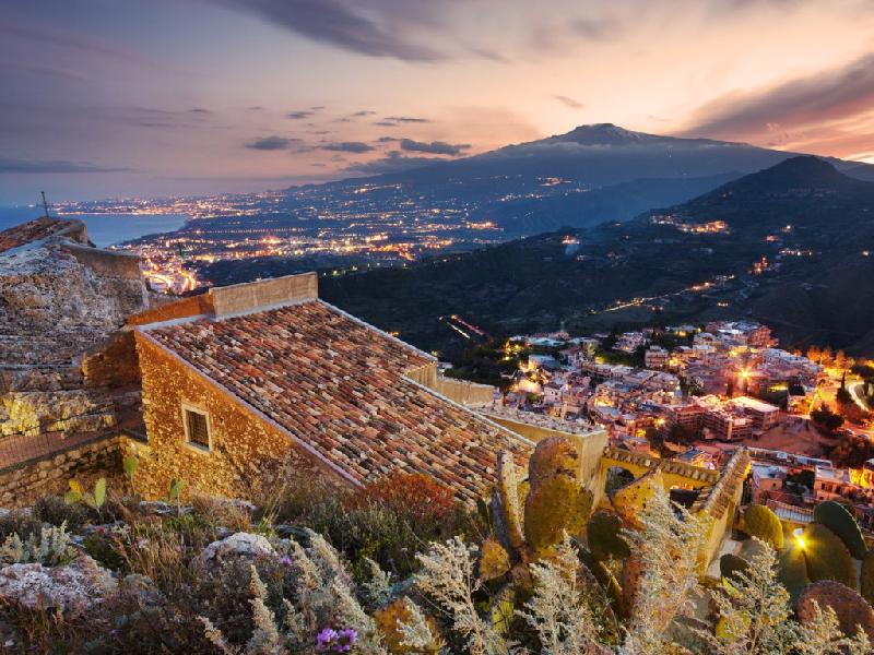 Những vùng đất ven biển ở Italy đều có nét lãng mạn, nhưng Taormina, một thị trấn nằm trên đảo Sicily lại có nét đẹp khó diễn đạt bằng lời. Taormina có nhiều ngôi nhà cổ, tàn tích xưa và những con phố nhiều quán cà phê dọc hai bên đường.