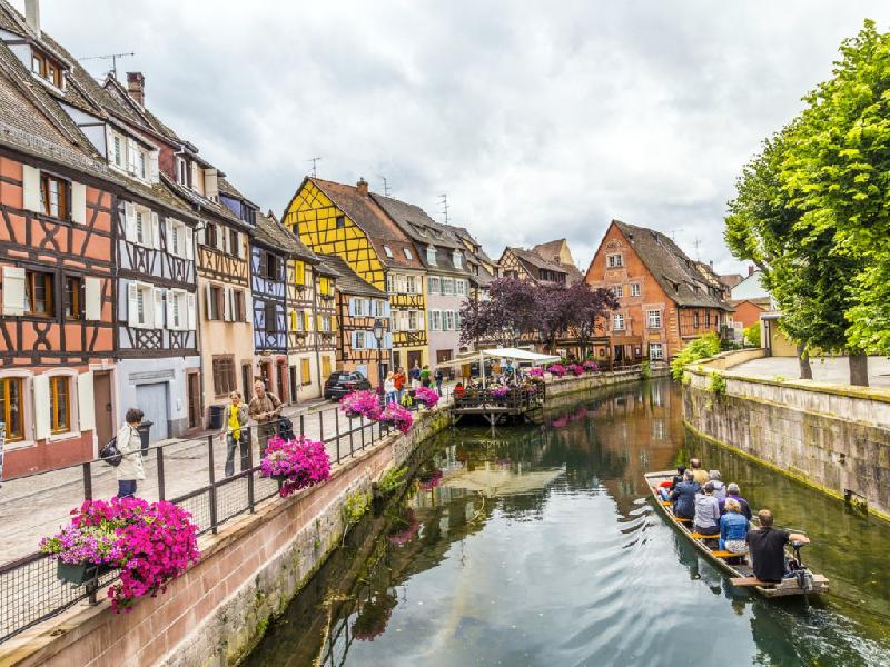 Colmar (Pháp), quê hương của loại rượu vang Alsatian nổi tiếng, được bao bọc trong những vườn nho, ngôi nhà mang màu pastel lãng mạn, nhà thờ từ thời kỳ Phục Hưng và những cầu nhỏ bắc qua dòng sông hiền hòa.
