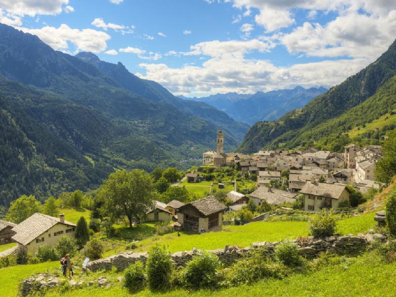 Thị trấn Soglio nằm trong thung lũng Bregaglia (Thụy Sĩ) trên núi Alps. Soglio nghĩa là “Cánh cổng đến thiên đường”. Du khách đến đây thường đi dạo trên những con đường rải sỏi, hít thở không khí trên núi, và ngửi hương thơm từ những bông hoa hồng trong khu vườn lịch sử Palazzo Salis.