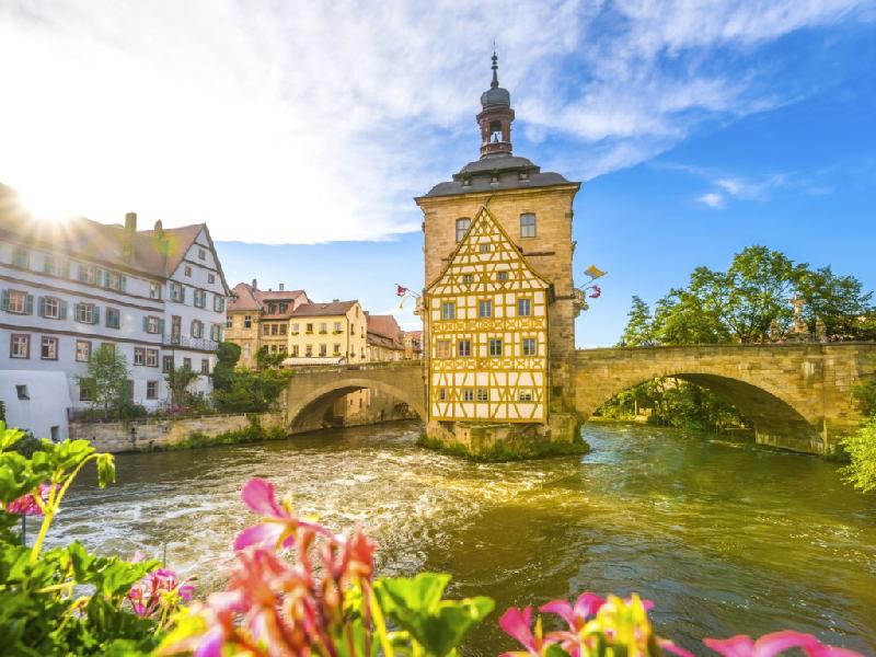 Nếu đến thị trấn Bamberg của Đức, bạn hãy dành cả ngày để khám phá nhà thờ La Mã, đi dạo trên đường phố lãng mạn, hoặc thưởng thức một ly bia Bamberg nổi tiếng ở một trong những nhà máy bia của thị trấn.