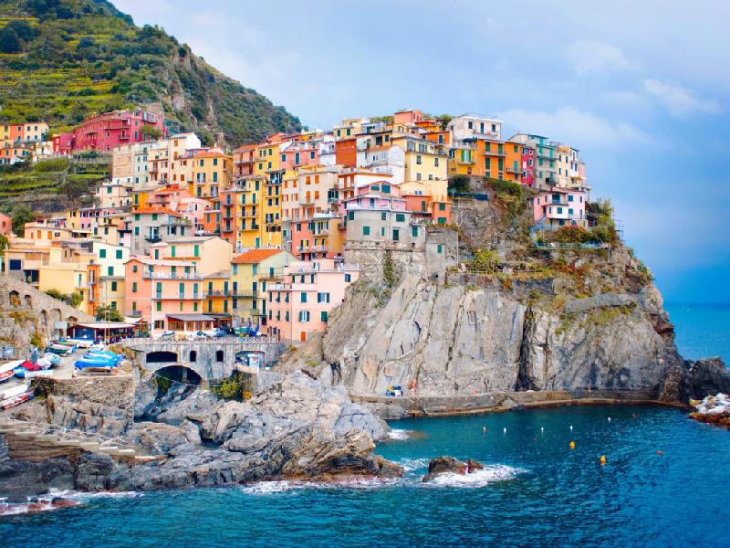 Manarola là một trong năm ngôi làng đầy màu sắc tạo nên thành phố nổi tiếng Cinque Terre bên bờ biển Riviera, Italy. Những ngôi nhà nhiều màu sắc, con đường nhỏ cùng vườn nho tạo nên một Manarola lãng mạn, yên bình, trái ngược hẳn với cảnh buôn bán ở bốn ngôi làng còn lại.