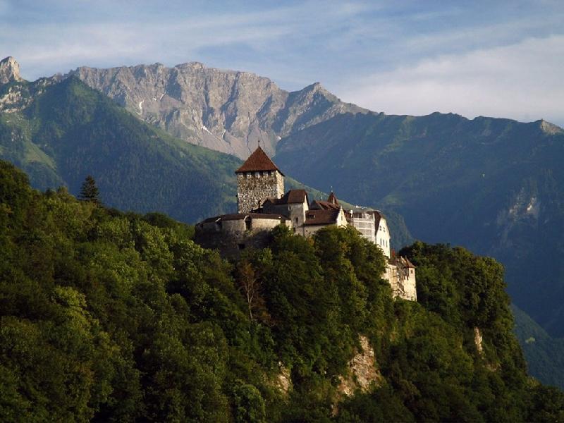 Nằm trên một ngọn núi ở Vaduz, lâu đài Vaduz là nơi Hoàng tử Hans-Adam II của Liechtenstein cư ngụ. Nơi này không mở cửa cho công chúng, nhưng vào ngày 15/8, người dân được mời vào vườn của lâu đài để ăn mừng lễ Quốc khánh.