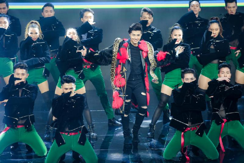 Tối 28/4, chung kết xếp hạng The Remix New Generation được tổ chức tại nhà thi đấu Quân khu 7 (TP.HCM). Ngoài phần thi của 4 thí sinh, giám khảo khách mời Noo Phước Thịnh cũng xuất hiện trên sân khấu để trình diễn.