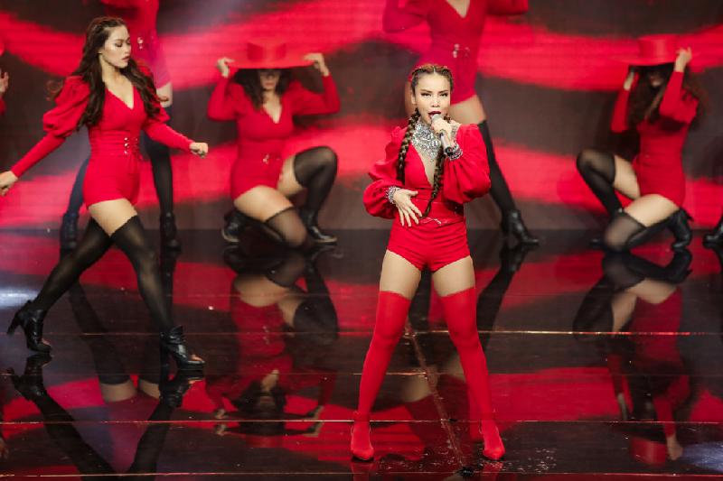 Với chủ đề Freestyle, nữ ca sĩ mang sắc đỏ gợi cảm bao trùm toàn bộ sân khấu với ca khúc Quên. 
