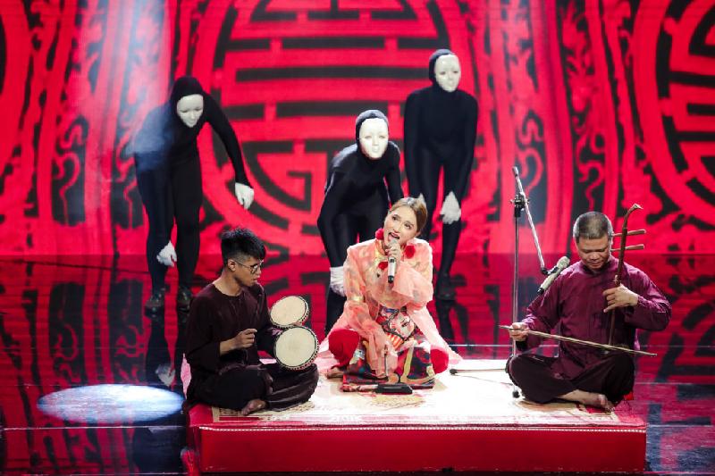 Hương Giang thể hiện ca khúc Xẩm quê choa, kết hợp rất nhiều loại hình nghệ thuật dân tộc.