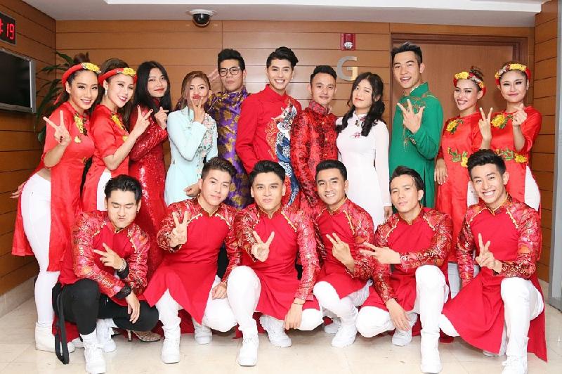 Trong chuyến đi Malaysia, ngoài top 6 học trò xuất sắc tại Giọng hát Việt 2017, Noo Phước Thịnh còn mang theo hơn 10 vũ công với mong muốn có những tiết mục ấn tượng với bạn bè quốc tế. 