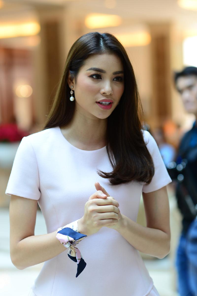 Xuất hiện trong bộ trang phục giản dị, Hoa hậu Hoàn vũ Việt vẫn toát lên vẻ đẹp rạng rỡ và thần thái tươi tắn.