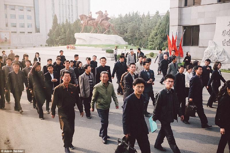 Các công nhân này có nhiệm vụ chế tác tượng đồng khổng lồ mô tả lãnh đạo hiện tại và quá khứ của Triều Tiên.