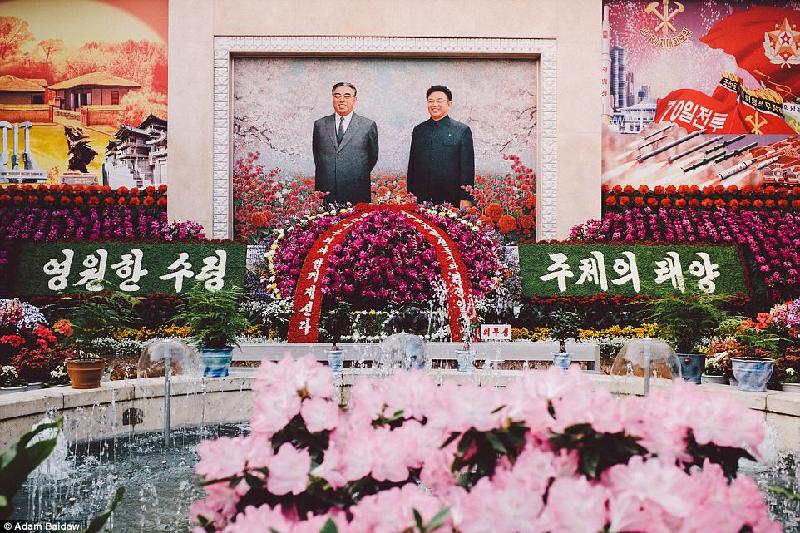 Những bức tranh tưởng niệm lãnh đạo Triều Tiên phổ biến ở thủ đô Pyongyang.