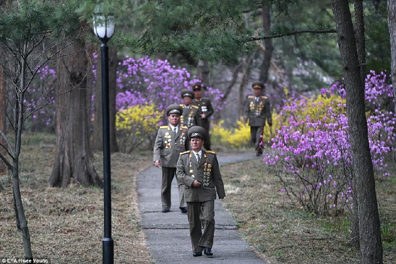 Các sĩ quan đeo huy chương đến thăm nơi sinh của cố chủ tịch Kim Il Sung ở Mangyongdae, ngoại ô Pyongyang.