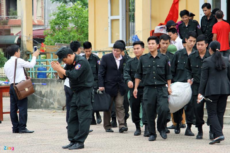 Thượng tá Phạm Văn Trung, Trung đoàn phó Trung đoàn Cảnh sát cơ động vào đón cán bộ, chiến sĩ. Anh chắp tay cảm ơn bà con thôn Hoành trong khi bước ra cổng.