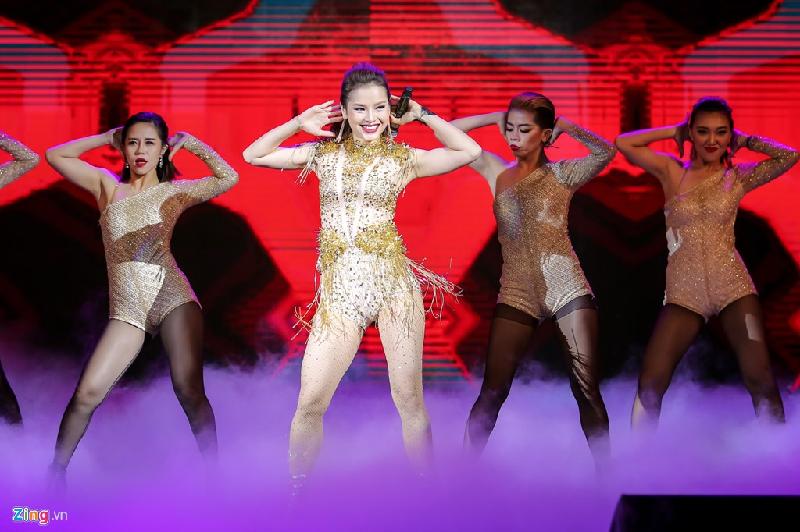 Phương Trinh Jolie gợi cảm trên sân khấu khi thể hiện ca khúc sôi động, khoe vũ đạo bắt mắt.