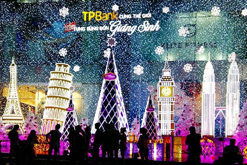 Sài Gòn lung linh trong những ngày tiền Giáng Sinh - ảnh: Instagram Trọng Nhân