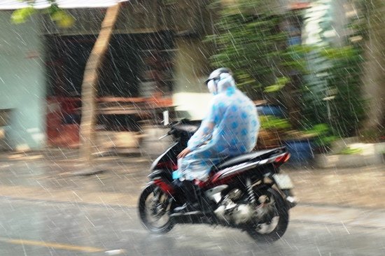 Sài Gòn xuất hiện mưa 'vàng' giải nhiệt