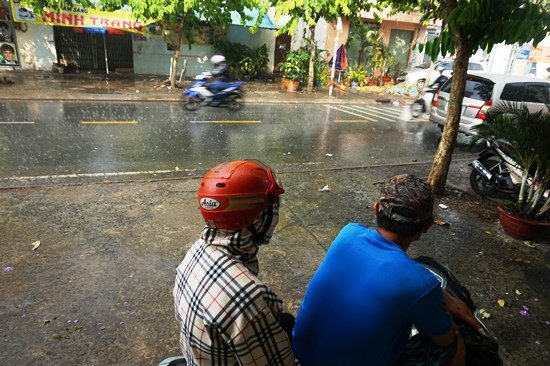 Nhiều người trú mưa hai bên đường