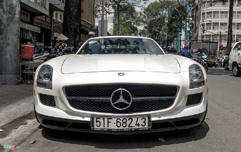 Tháng 5/2016, chiếc Mercedes SLS Roadster đầu tiên và duy nhất được nhập về Việt Nam. Theo giới thạo tin, siêu xe này thuộc sở hữu của một đại gia nổi tiếng trong ngành cà phê có sở thích sưu tầm siêu xe màu trắng. Ngoài chiếc SLS mui trần, vị đại gia này còn sở hữu một chiếc SLS Coupe màu bạc đầu tiên tại Việt Nam. 