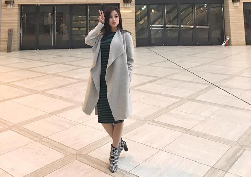 Hoa khôi Du lịch 2017 Khánh Ngân diện áo khoác dạ mỏng khi có chuyến du lịch tại nước ngoài.