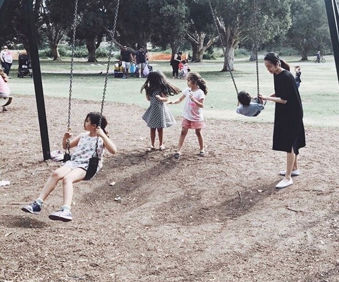 Tăng Thanh Hà đưa con trai đi chơi công viên