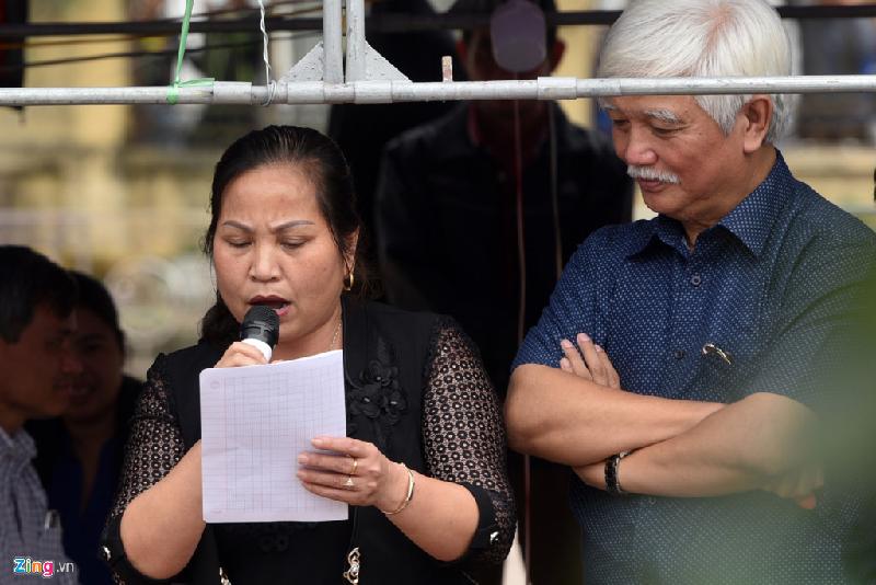 Bà Nguyễn Thị Lan, Bí thư Đảng ủy xã Đồng Tâm đọc bản cam kết ra loa phóng thanh cho người dân nghe trước khi tiến hành trao trả những người bị giữ. Ảnh: Tiến Tuấn.