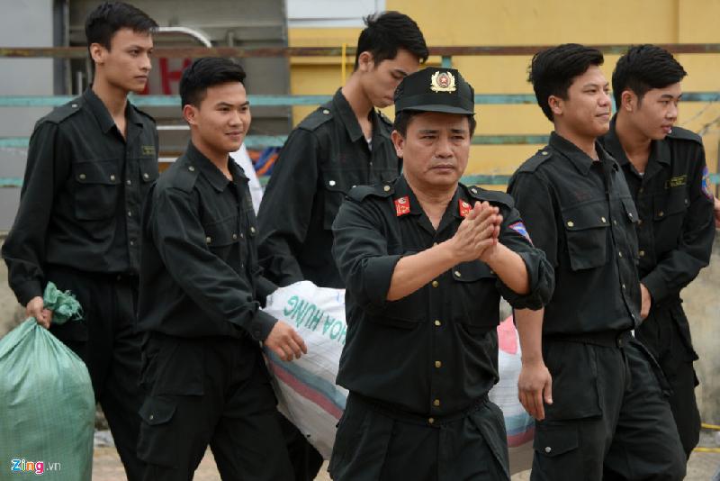 Thượng tá Phạm Văn Trung, Trung đoàn phó Trung đoàn Cảnh sát cơ động vào đón cán bộ, chiến sĩ.