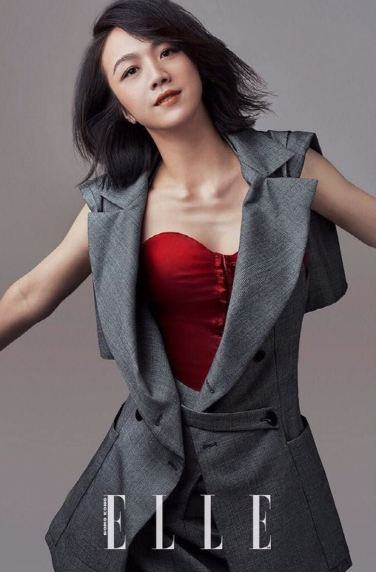 Thang Duy diện thiết kế vest không tay với áo corset để lộ vầng ngực gầy gò. Nữ diễn viên đã lấy lại thân hình mảnh mai như thời son rỗi. Cô mới sinh con gái đầu lòng vào tháng 8/2016. 