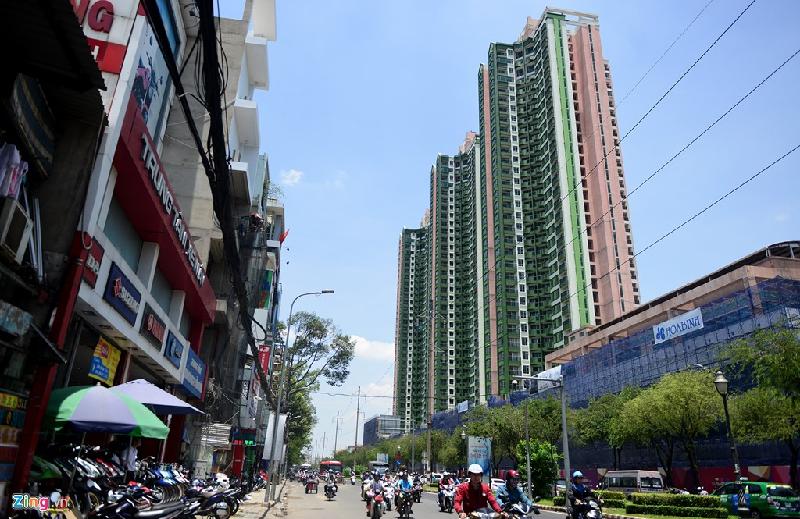 Phần thay đổi rõ nhất của công trình thể hiện trên các căn hộ phía mặt tiền đường Hồng Bàng đã được sơn mới.