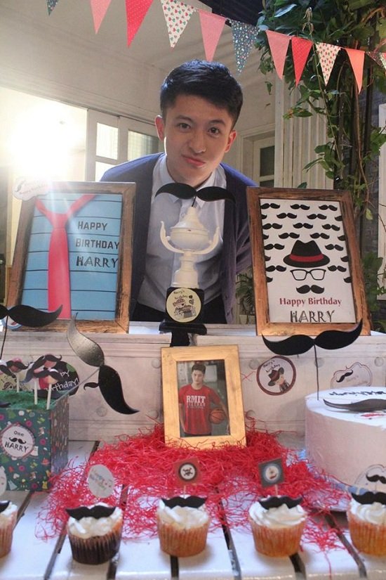 Harry Lu thích thú khoe được nhận nhiều quà sinh nhật từ fans.