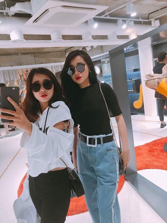 Nhã Phương đăng tải hình ảnh chụp cùng em gái khiến người hâm mộ bối rối khi tìm ra đâu là Nhã Phương và đâu là em gái vì quá giống nhau. 