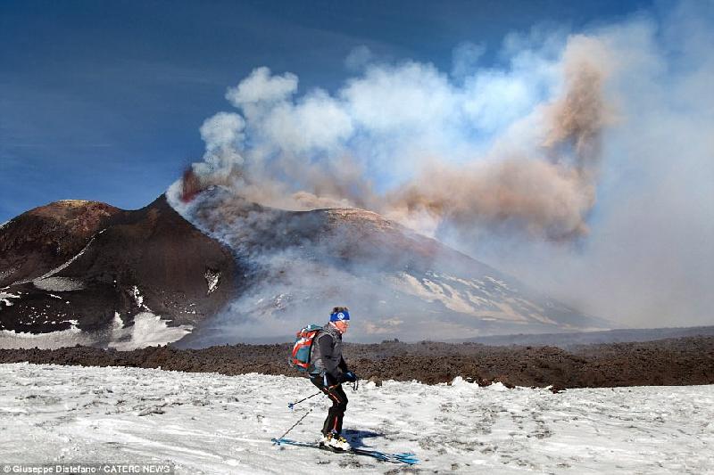 Những bức ảnh ghi lại cảnh du khách liều lĩnh trượt tuyết ngay bên cạnh dòng dung nham chụp ở núi Etna, một ngọn núi lửa đang hoạt động tại bờ biển phía đông đảo Sicilia, Italy.