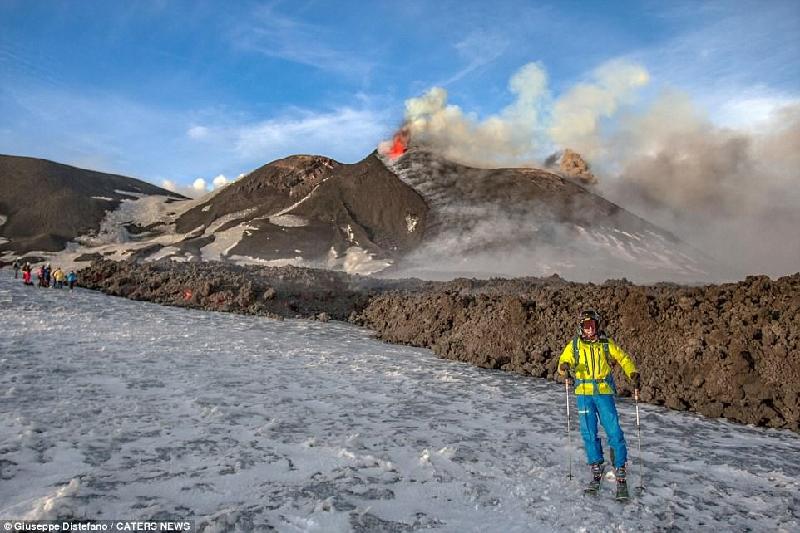 Núi Etna cao 3.329 m so với mực nước biển, là một trong những núi lửa hoạt động mạnh nhất trên thế giới và gần như hoạt động liên tục.