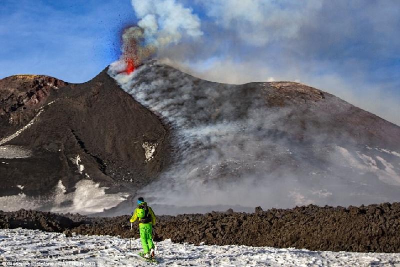 Núi lửa thường xuyên phun trào mạnh nhưng không gây ra nhiều nguy hiểm cho người dân sống quanh đó. Đất xung quanh núi lửa rất màu mỡ, tạo điều kiện rất lớn cho nông nghiệp phát triển.