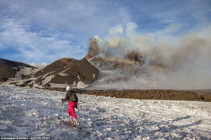 Tháng 3, một số phóng viên và khách du lịch bị thương nhẹ khi ngọn núi lửa cao nhất châu Âu này bắt đầu phun trào.