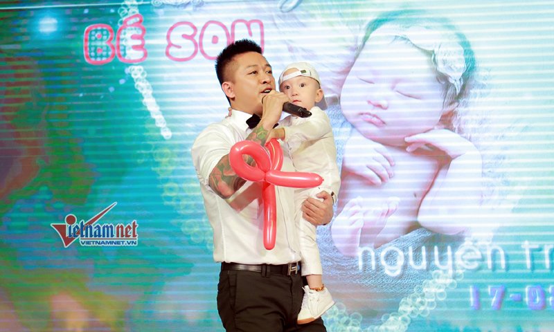 Tuấn Hưng vừa bế con trai Su Hào vừa hát.