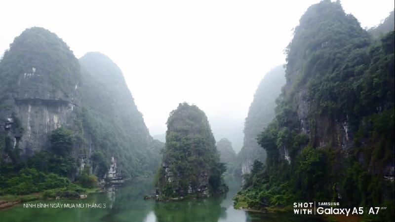 Không quá lời khi nói rằng, mẹ thiên nhiên đã ưu ái dành tặng những gì đẹp nhất cho Ninh Bình. Là một trong những quần thể di sản thế giới, nơi đây sở hữu hệ thống núi đá vôi sừng sững; 31 hồ, đầm nước kết nối bằng 48 hang động được kiến tạo qua hàng triệu năm địa chấn.