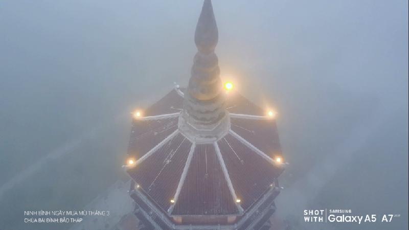 Dưới làn sương sớm mờ ảo, tỏa bảo tháp hiện ra với vẻ đẹp lung linh, huyền diệu.